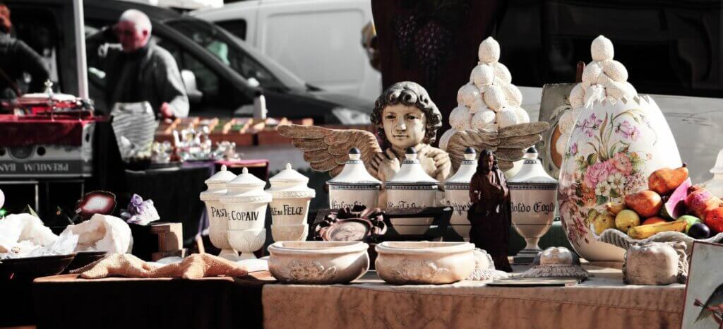 En savoir plus sur Dive into the heart of the emblematic flea markets of the Basque Country